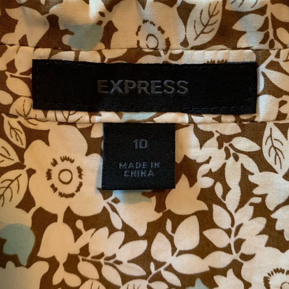 ‎Express double button floral blazer. Size 10 - Picture 3 of 10
